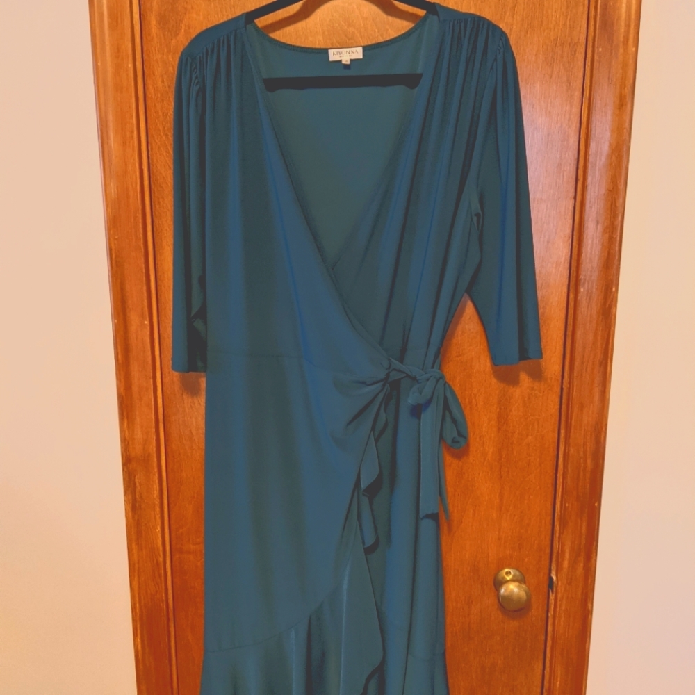 Kiyonna Whimsy wrap in hunter green,